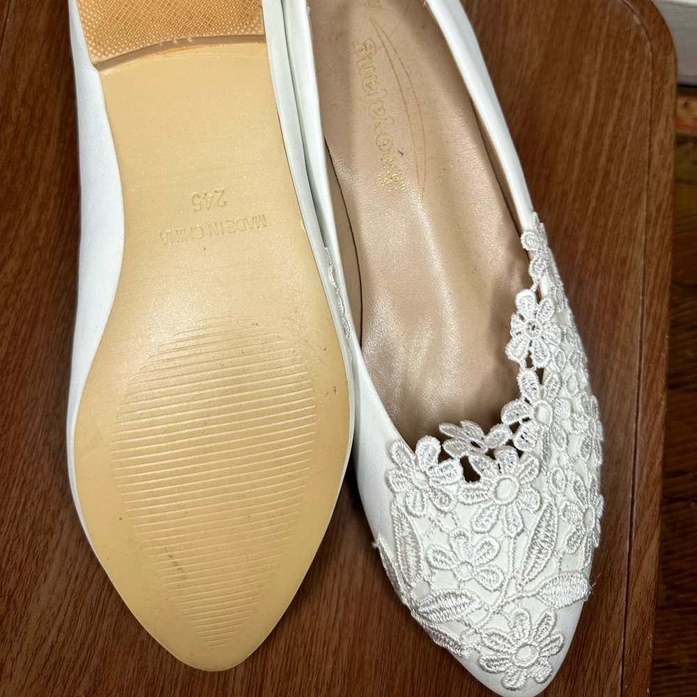Flat shoes with a 1/4 inch heel. Perfect condition size 8 in women’s. Worn once.